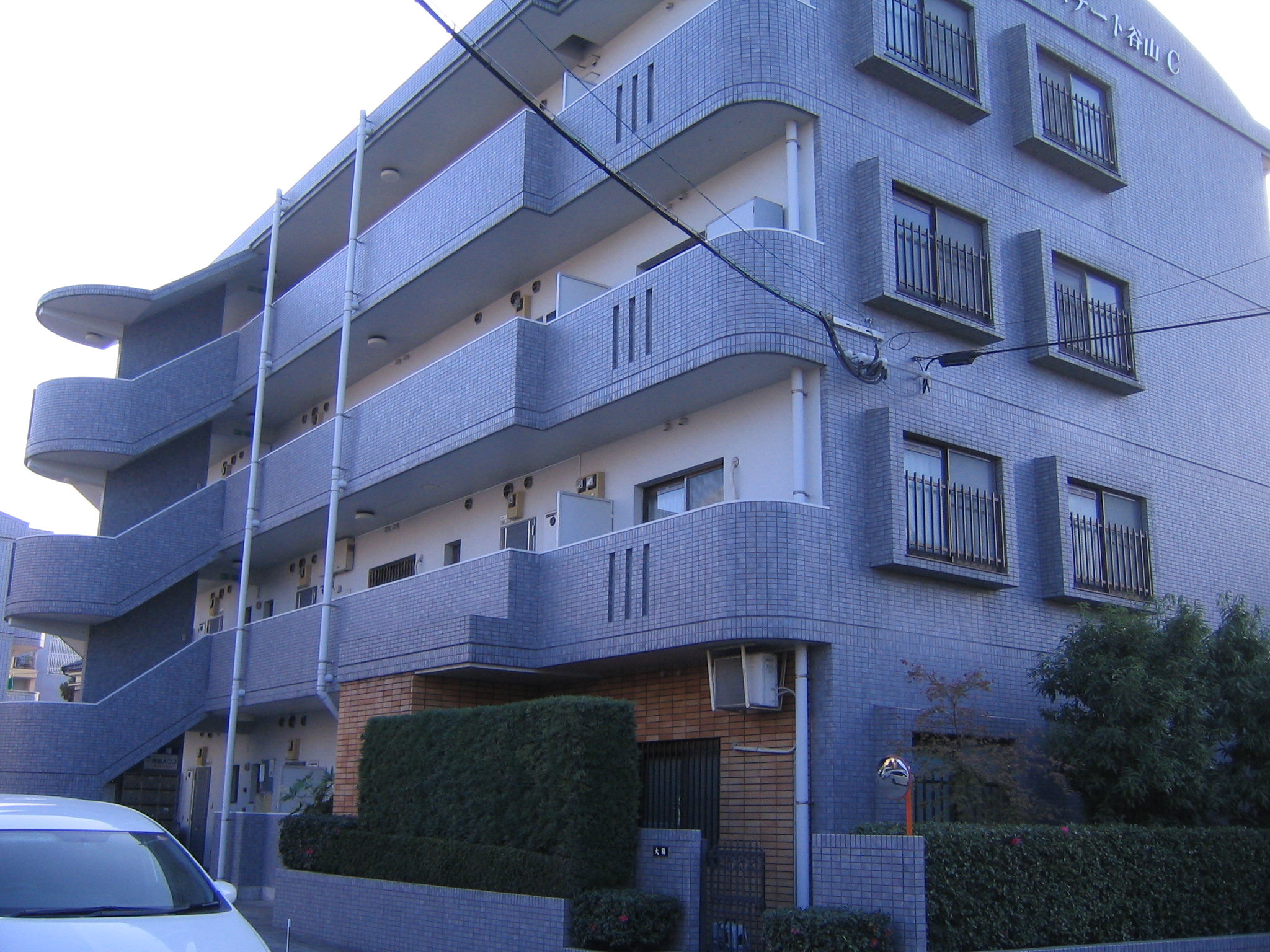 建物外観　全面落ち着いたグレーのタイル張り