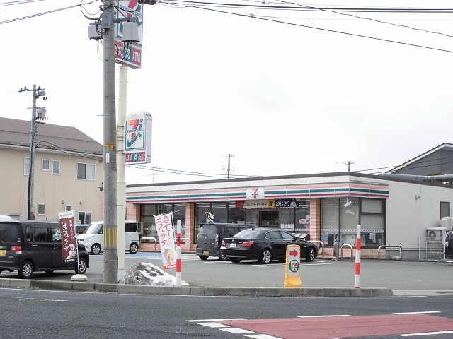 コンビニ　セブンイレブン（コンビニ）まで740m
