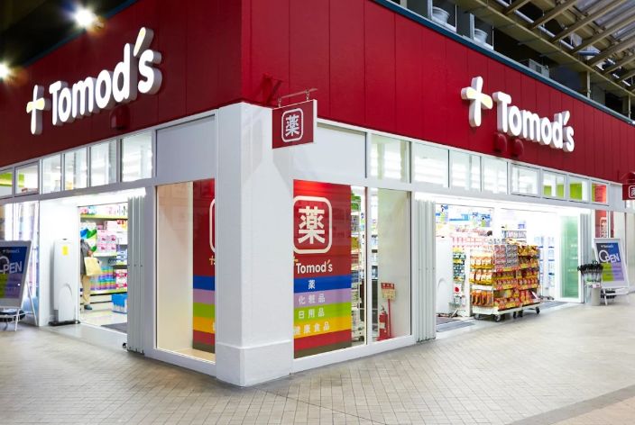 ドラックストア　トモズビーンズ赤羽店（ドラッグストア）まで399m
