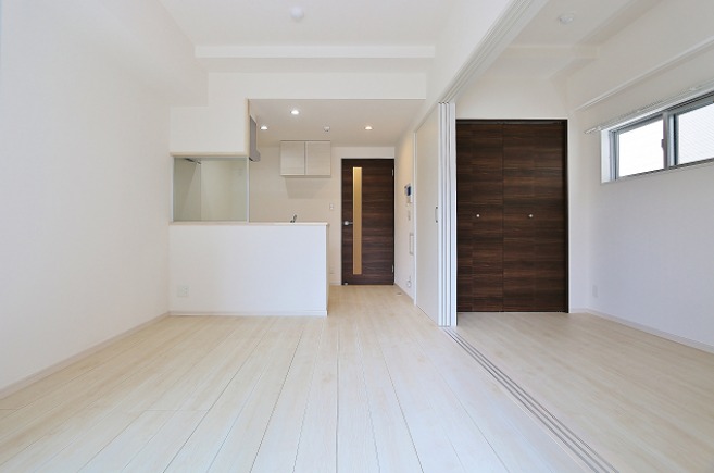 居室・リビング　人気のホワイトフローリングのお部屋です