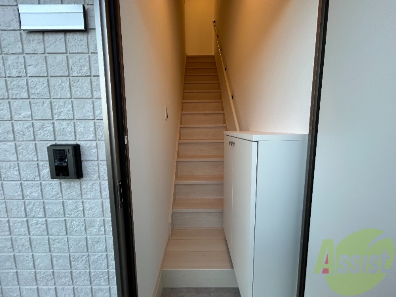 玄関　玄関からはこんな感じです。靴を脱ぐスペースが広いです。