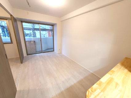 居室・リビング　お洒落な木目のお部屋です。