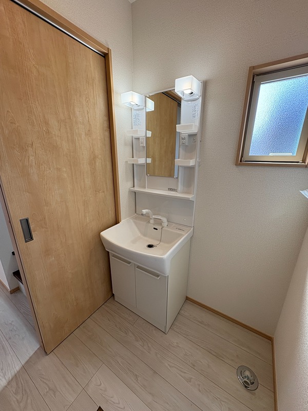 洗面設備　参考写真：建具や床の色合い等は現地をご確認下さい。