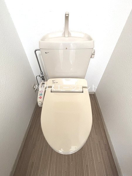 トイレ　バストイレ別で、ウォシュレット付きです。