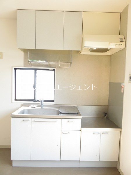 キッチン　キッチンに小窓あり。換気もできます。