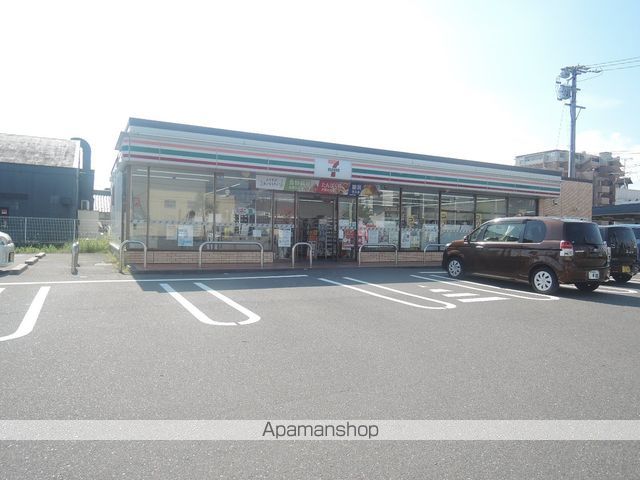 コンビニ　セブンイレブン（コンビニ）まで698m