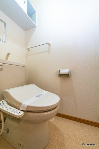 トイレ　トイレ　ウォシュレット付き。
