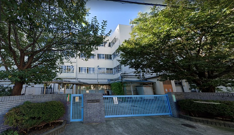 中学校　世田谷区立弦巻中学校（桜新町）（中学校）まで1444m