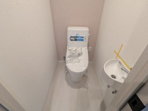 トイレ　こちらは201号室になります。現況を優先します。