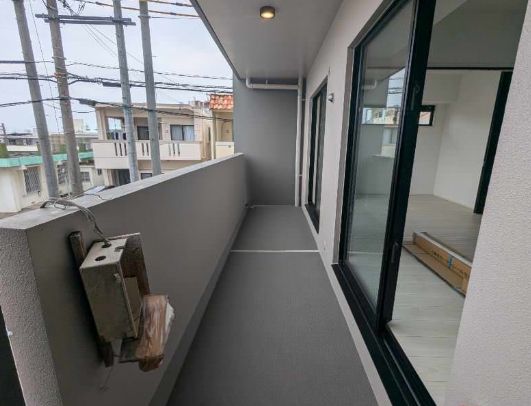 バルコニー　こちらは201号室になります。現況を優先します。