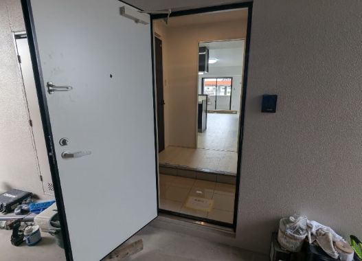 玄関　こちらは201号室になります。現況を優先します。