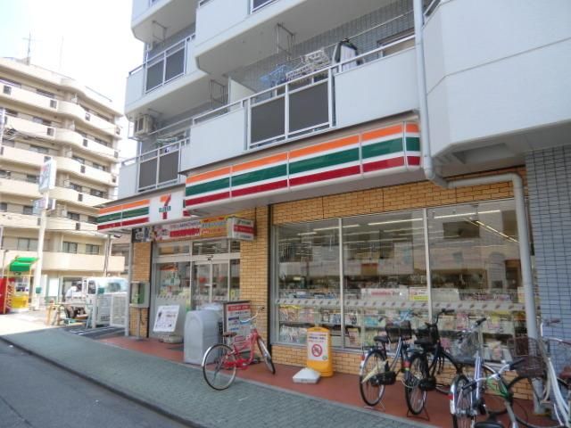 コンビニ　セブンイレブン（コンビニ）まで710m
