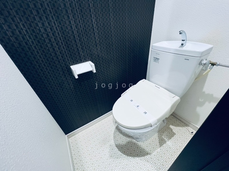 トイレ　嬉しい温水洗浄便座付きのトイレです。