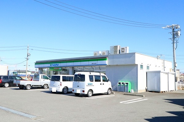 コンビニ　ファミリーマート 吉田かたおか店（コンビニ）まで1031m