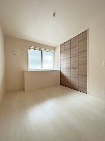 その他部屋・スペース　落ち着いた色調の寝室です