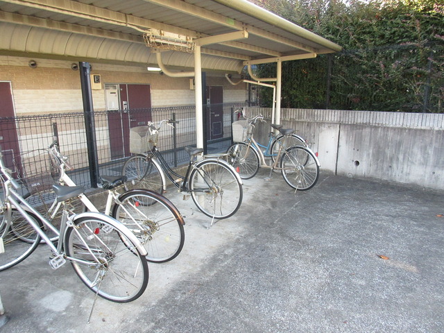 その他共有部分　敷地内に二か所の駐輪場（屋根付き）