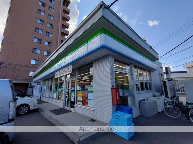 コンビニ　ファミリーマート（コンビニ）まで681m