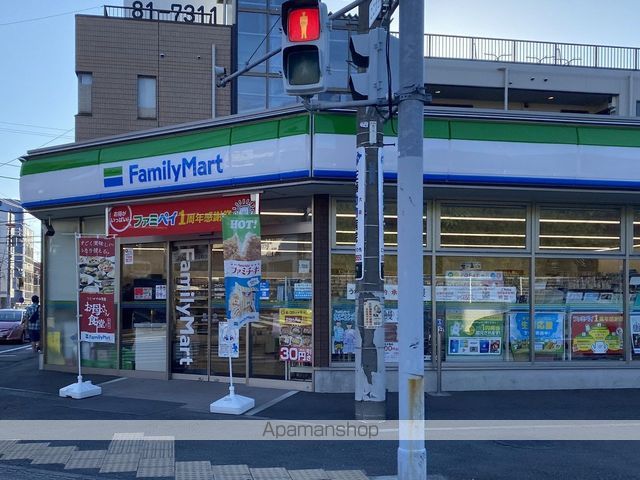 コンビニ　ファミリーマート（コンビニ）まで562m