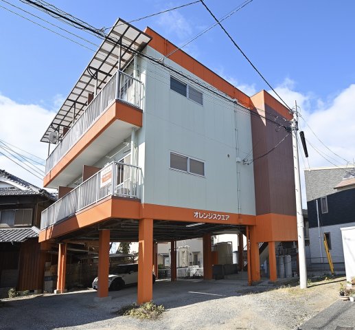建物外観　オレンジ色が目印です☆