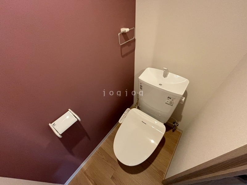 トイレ　嬉しい温水洗浄便座付きのトイレです。