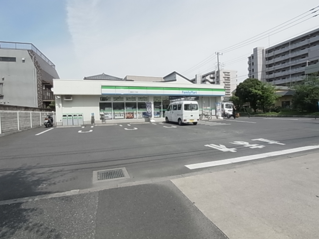 コンビニ　ファミリーマート 西新井駅店（コンビニ）まで271m