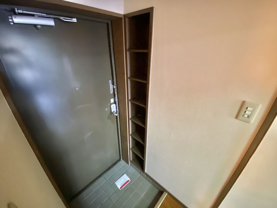 玄関　１人暮らしには十分なシューズＢＯＸです