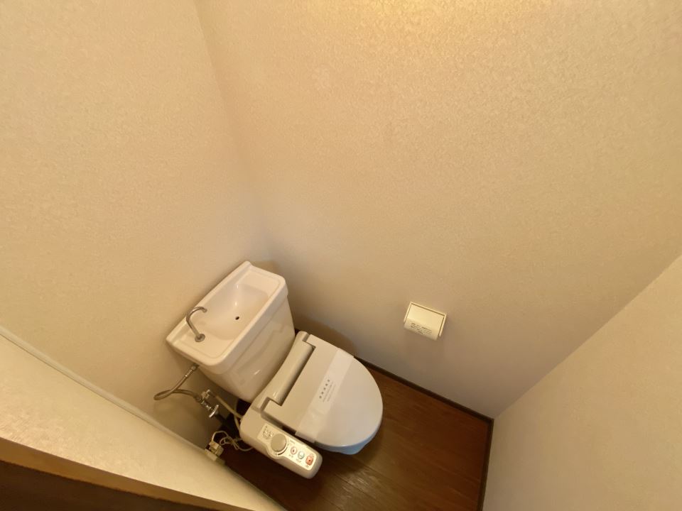 トイレ　温水洗浄便座です