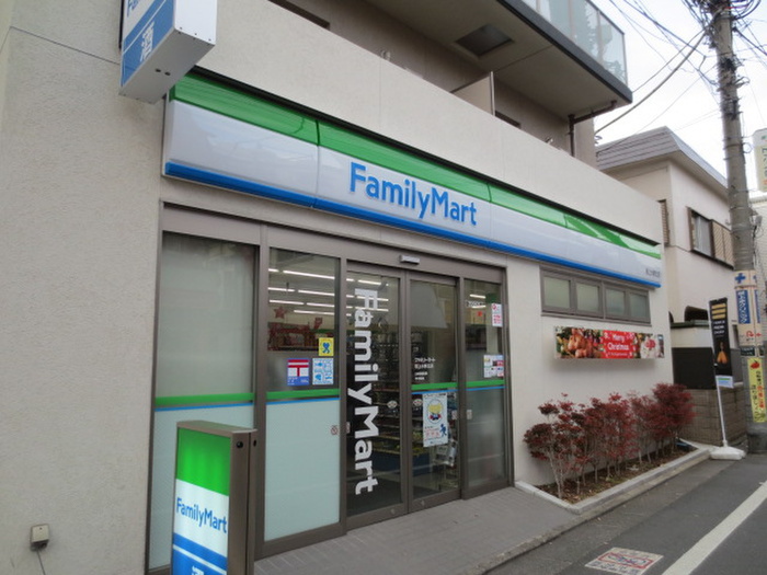 コンビニ　ファミリーマート（コンビニ）まで62m
