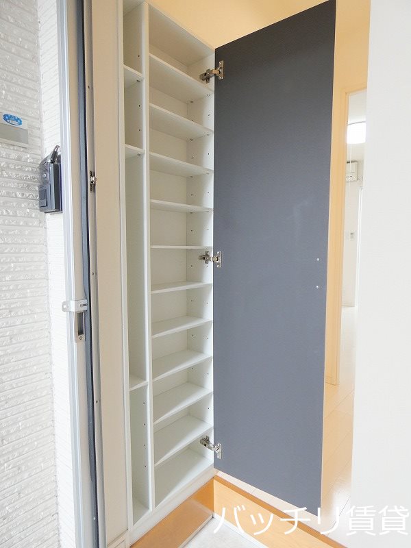 玄関　別号室タイプの為、現状を優先致します。