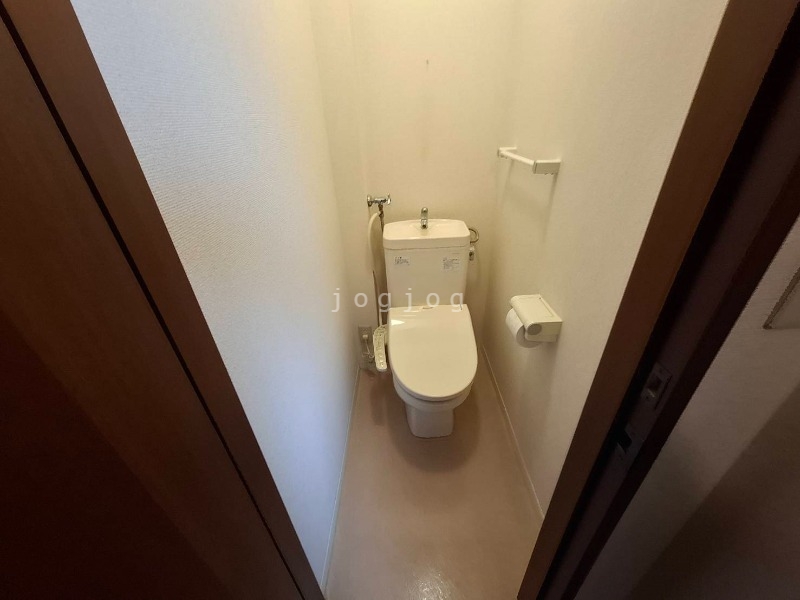 トイレ　嬉しい温水洗浄便座付きのトイレです。