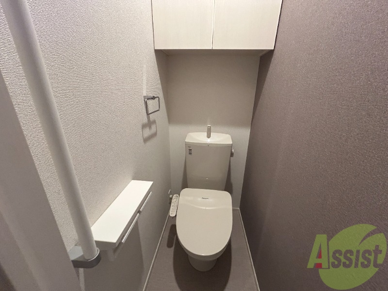 トイレ　トイレには温水洗浄便座のほかに、手すりも付いております。