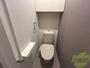 トイレ　トイレには温水洗浄便座のほかに、手すりも付いております。