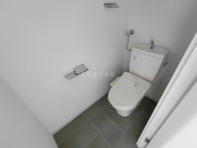 トイレ　嬉しい温水洗浄便座付きのトイレです。