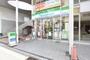 コンビニ　ファミリーマート甲東園駅前店（コンビニ）まで901m
