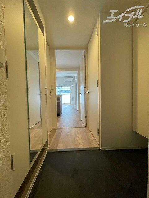 玄関　玄関に全身鏡があります。