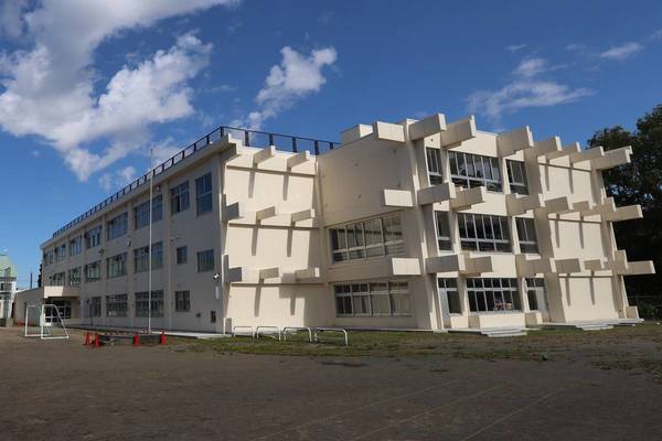 小学校　札幌市立あやめ野小学校（小学校）まで615m