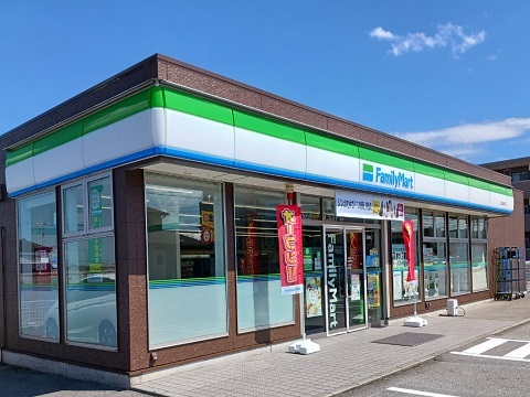 コンビニ　ファミリーマート富山金代店（コンビニ）まで750m
