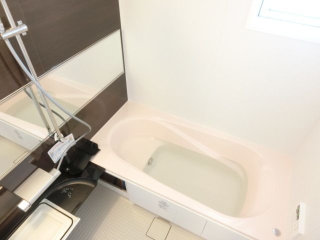 バス・シャワールーム　キレイなバスルーム！足を伸ばせる広さは魅力ですね！