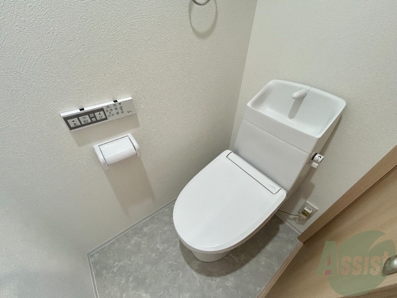 トイレ　トイレはこちらのウォシュレット付きになりますね。
