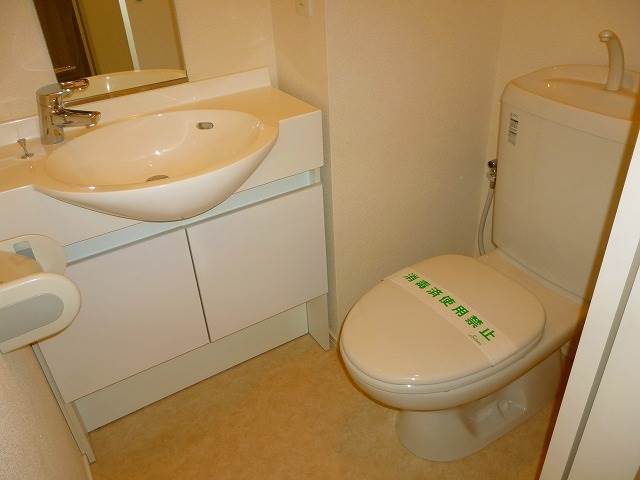 トイレ　同タイプ2Fの室内写真（参考写真）になります。