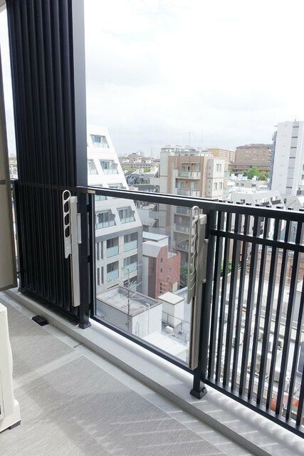 バルコニー　暖かな日差しのふりそそぐバルコニー