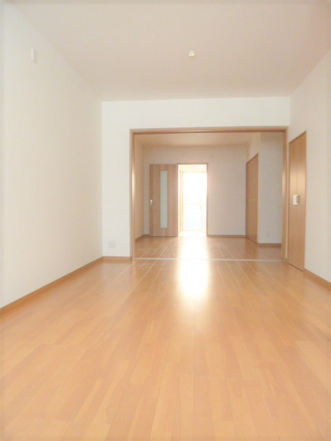向陵東町貸家の居間写真