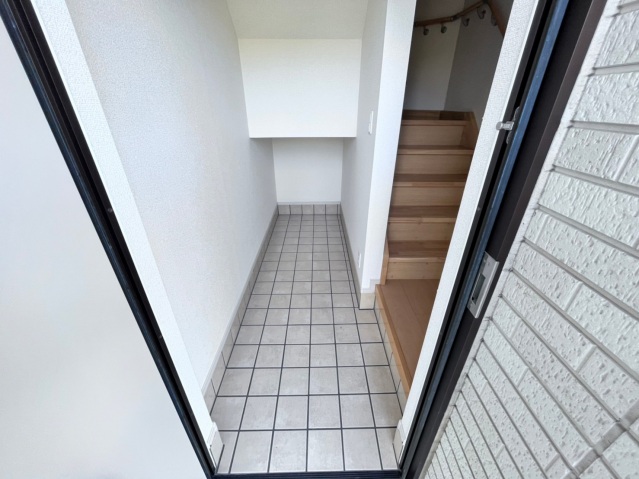 ＪＲ片町線 忍ケ丘駅 徒歩20分 3階建 築15年の玄関写真