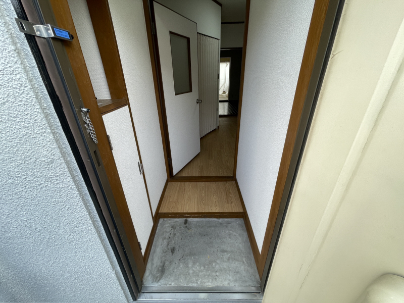 地下鉄西神・山手線 伊川谷駅 バス乗車時間：10分 最寄りバス停で下車 徒歩3分 2階建 築39年の玄関写真