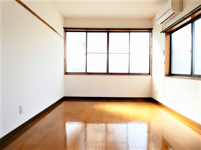 ジュネスカナイ壱番館の居間写真