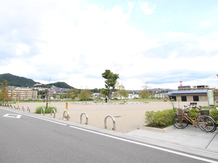 公園　キセラ川西せせらぎ公園（公園）まで300m