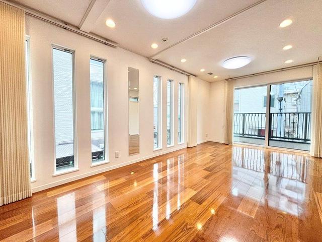 高輪4丁目戸建の居間写真