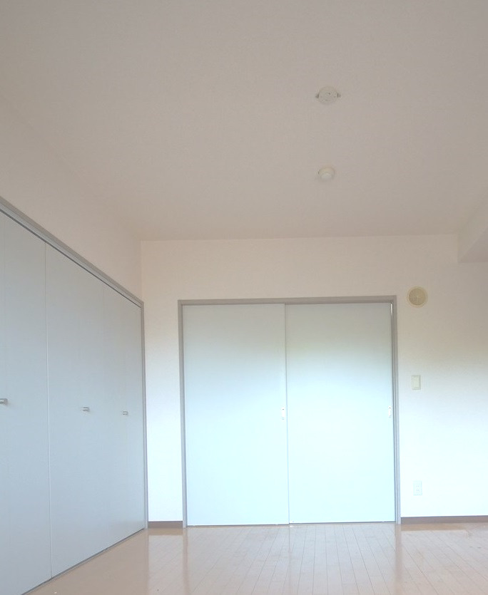 その他部屋・スペース　清潔感のあるフローリングのお部屋です。