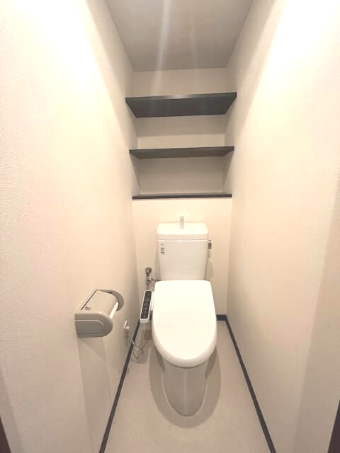 トイレ　落ち着いた色調のトイレです