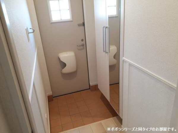 玄関　※参考写真　同建築メーカー施工の同間取完成他物件のものです。